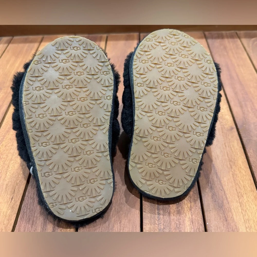 UGG Girls Oh Yea Black Fluffy Slippers/Sandals Size  7 EU 23.5